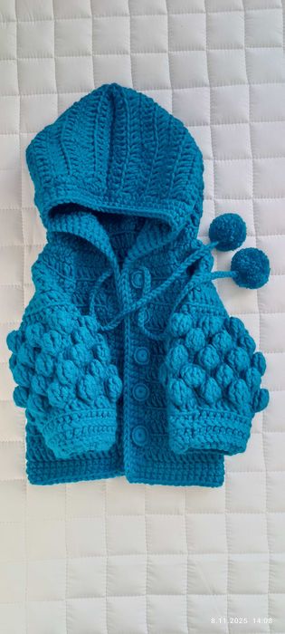 Sweterek dla niemowlaka, rękodzieło, bubbles, pompony, kaptur