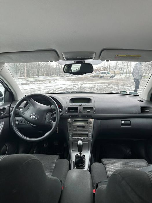 Тойота авенсіс 2,0