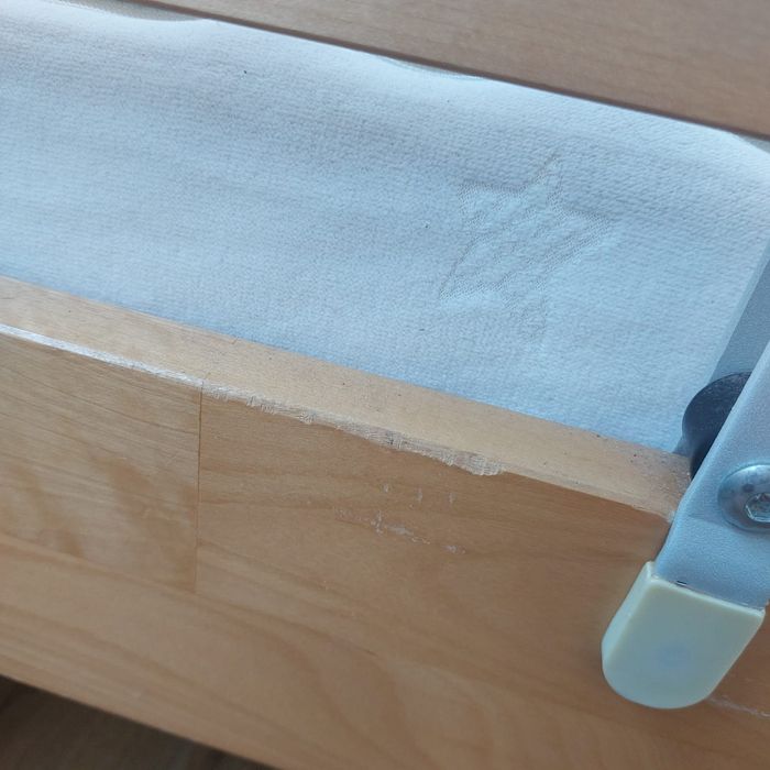 Cama de criança com colchão e resguardo