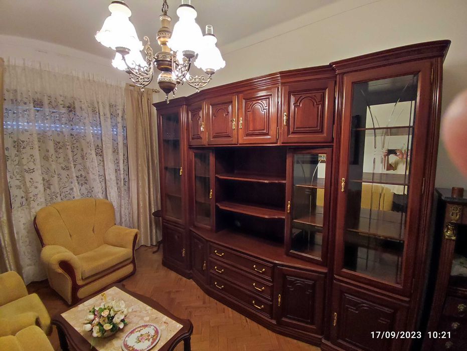 Móvel de Sala, com Cristaleira.  Para desocupar.  Saldos.