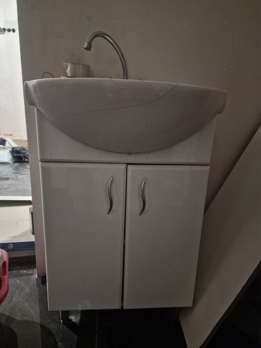 Тумбочка с умывальником и краном