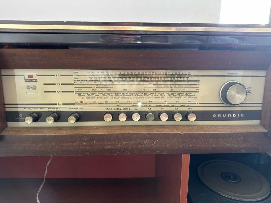 Móvel Rádio Grundig Anos 60 — Rádio + Gira-Discos (Vintage)