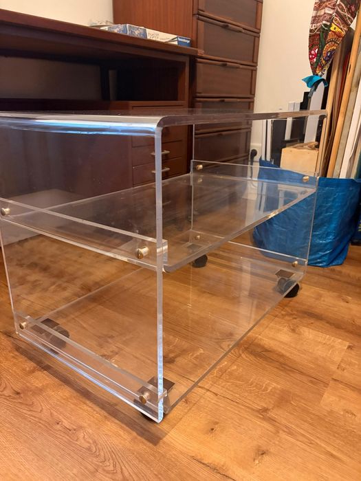 Mesa, porta-vistas em acrílico