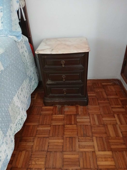 Quarto completo: cama, mesas de cabeceira e cómoda