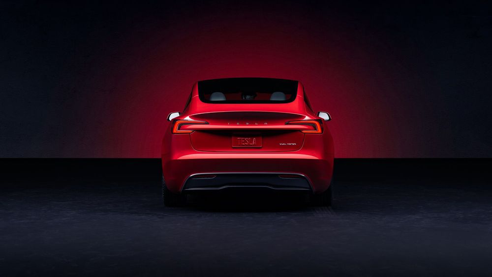 Tesla model 3 czerwona z tyłu