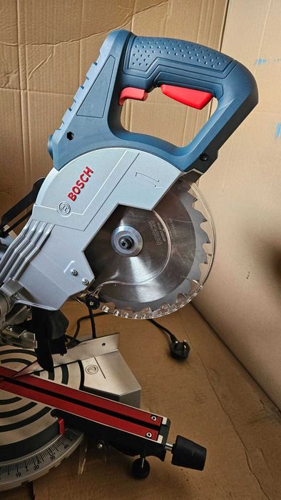 Ukośnica z posuwem Bosch GCM 800SJ 216mm 1400W