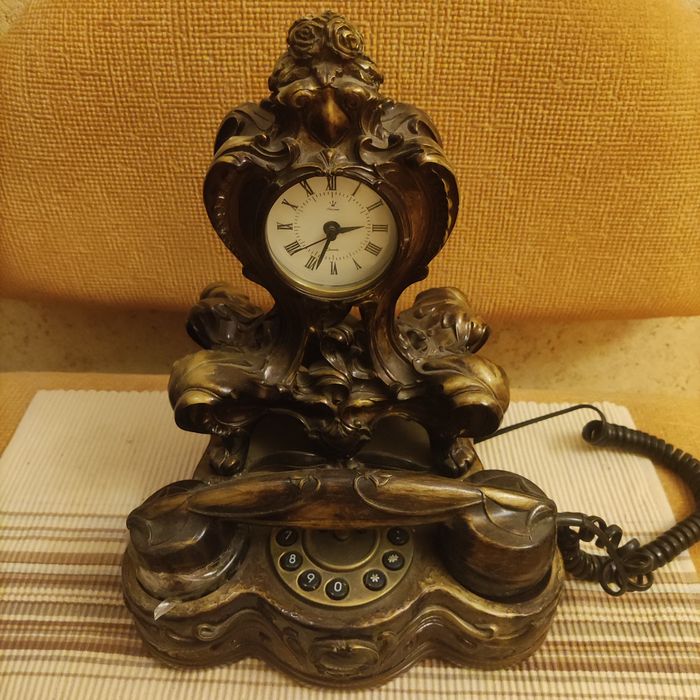 Телефонный аппарат в стиле ретро с часами