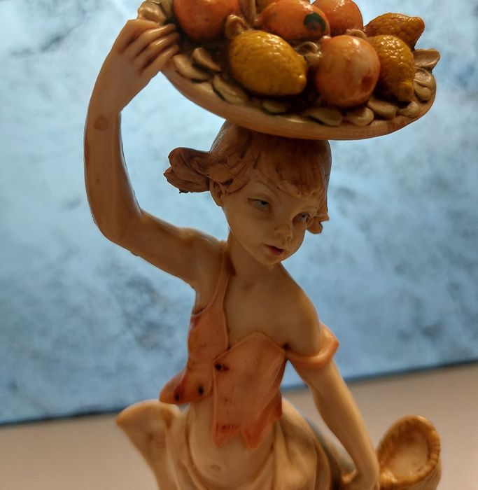 Estatueta vintage menina com limões