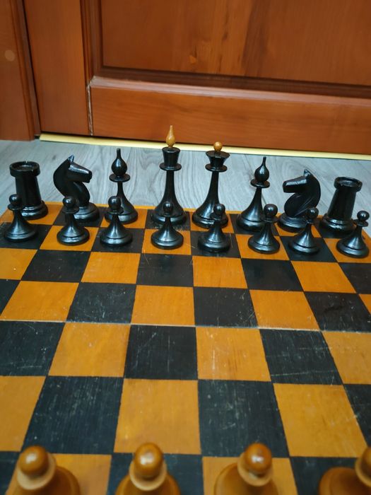 Старый игровой комплект Звезда деревянные резные шахматы 38х38 см.