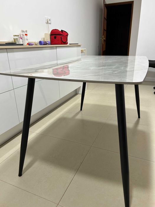 Vendo Mesa e Cadeiras