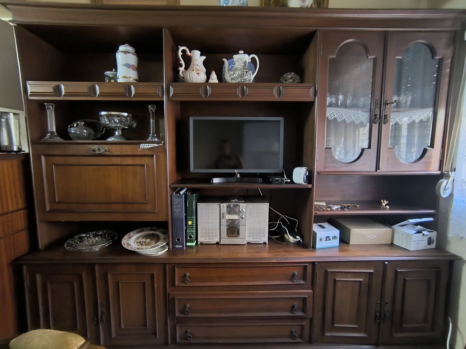 Móvel de sala com cristaleira antigo