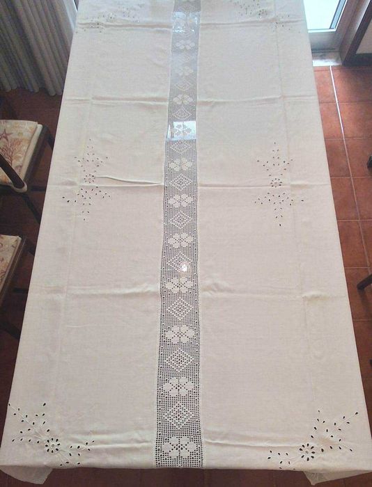 Toalha de Mesa Antiga em Linho Bordada à Mão – 250 x 145 cm