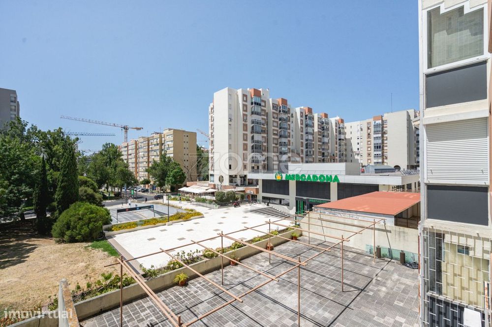 Apartamento T2 com Garagem para Arrendamento - Metro do Campo Grande