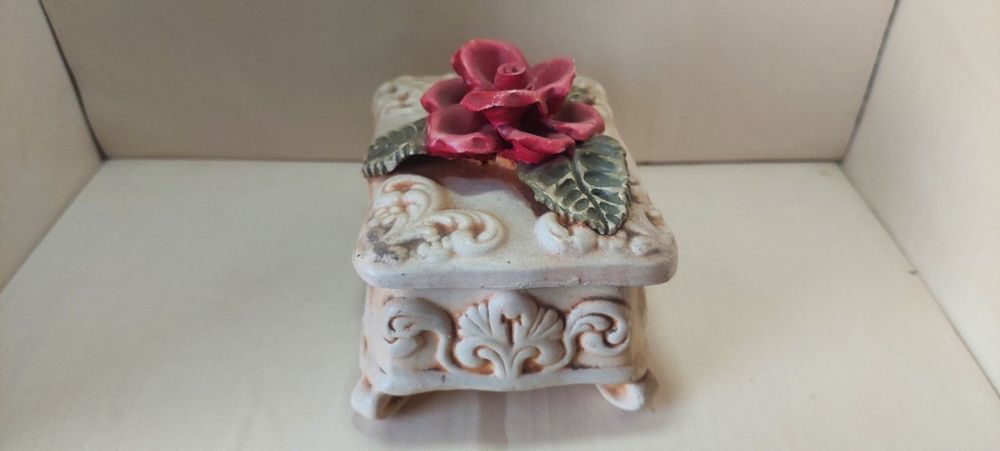 Caixa decorativa com rosa em relevo — 8 €