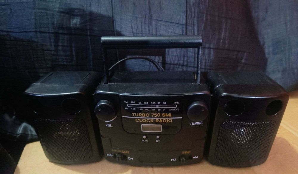 Mini-rádio e relógio a pilhas