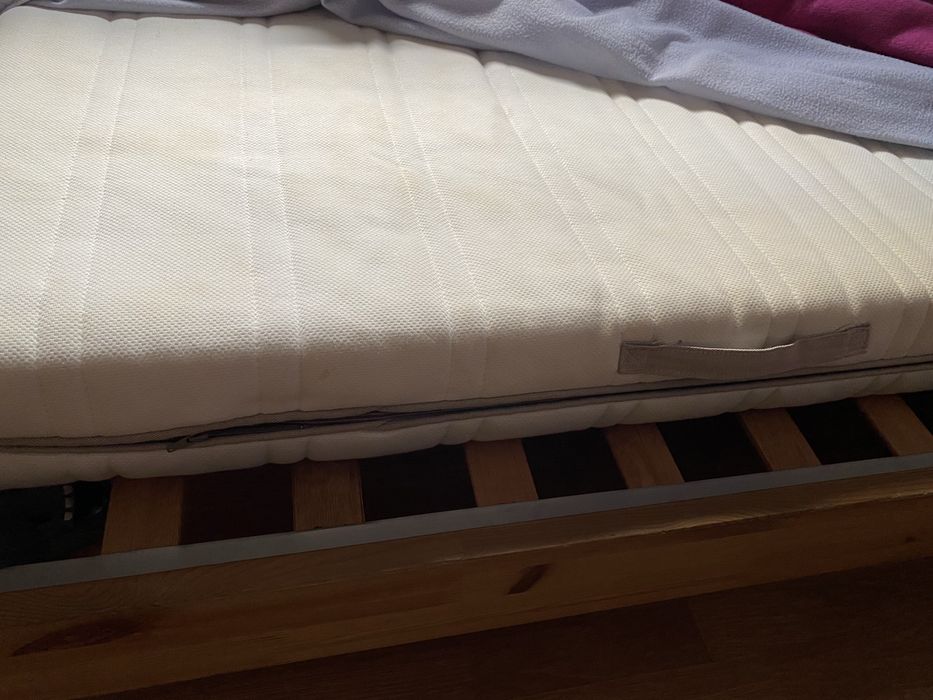 Cama de solteiro com estrado e colchao