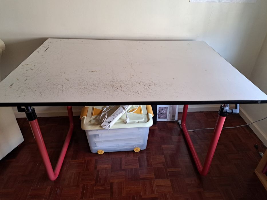 Vendo secretária e estirador