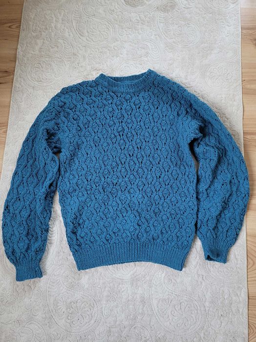Niebieski pleciony sweterek