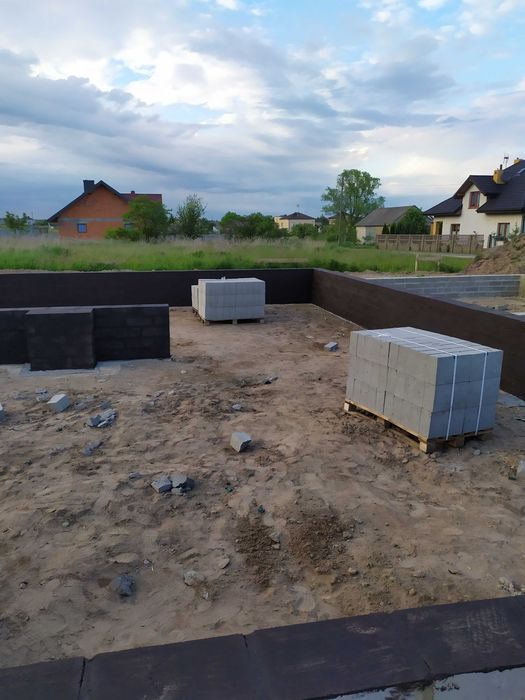 Działka z rozpoczętą budową