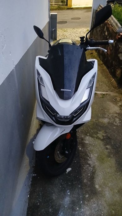 Pcx honda 2024 moto com 19000km rodados  vendo há vista.