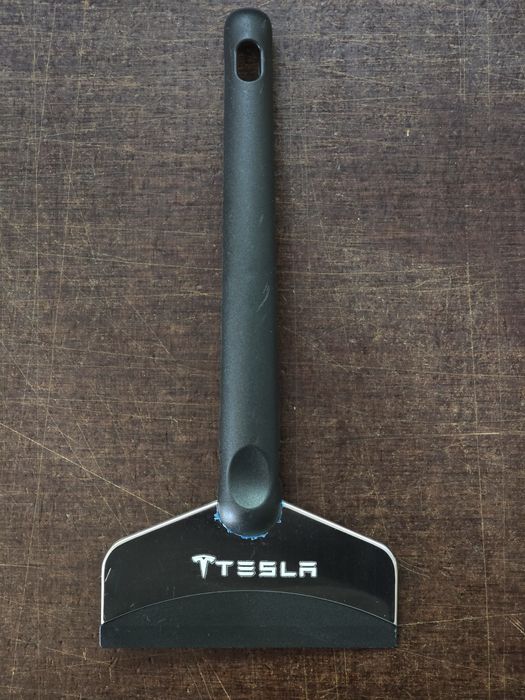 Skrobaczka Tesla do szyb samochodowych