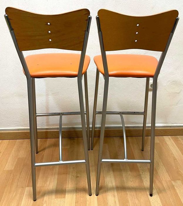 Nove cadeiras de bar altas com um design de meados do século,