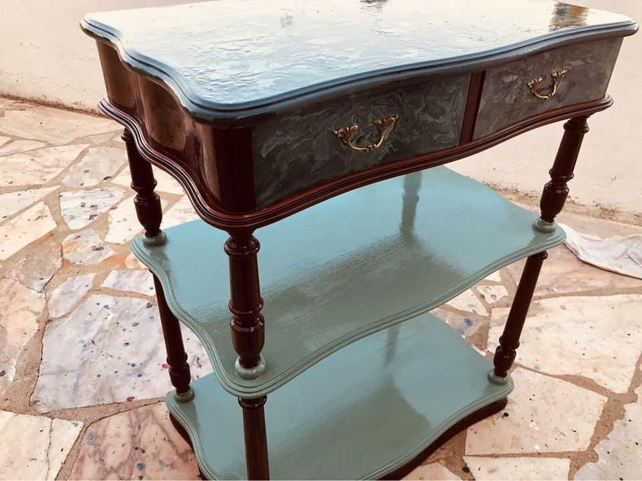 Mesa de apoio, com duas prateleiras, medidas nas fotos