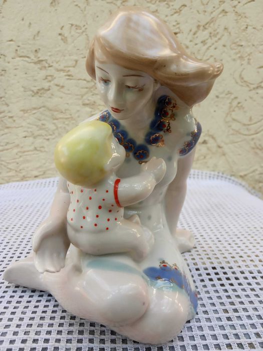 Фарфоровая статуэтка "Материнство" 1973-1991 гг., Полонне, СССР