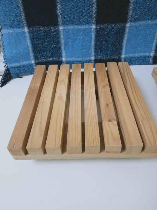 Деревянные подставки  на колесиках под вазоны