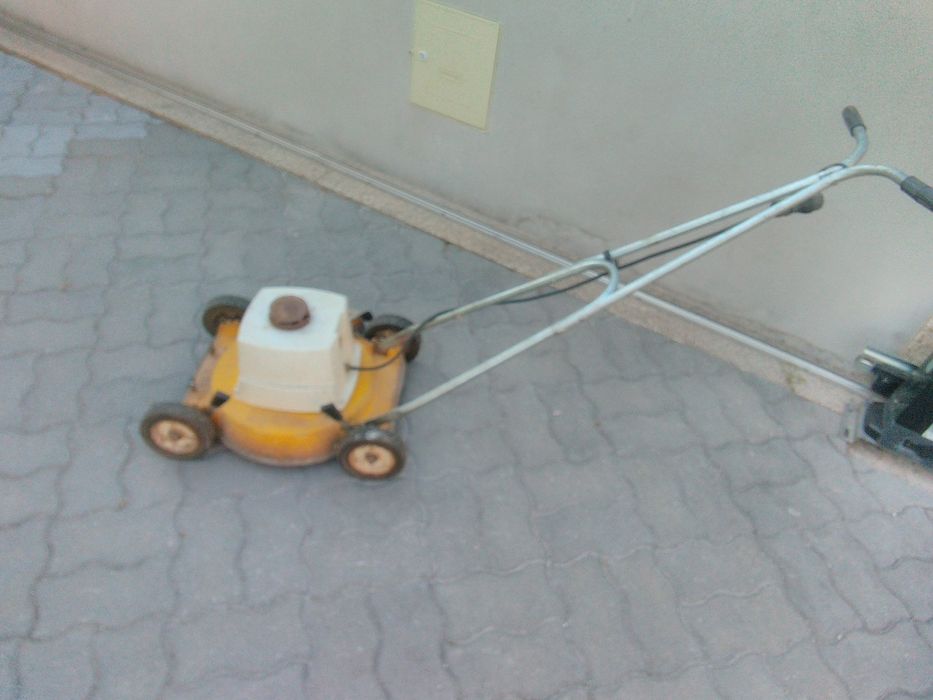 Máquina de cortar relva