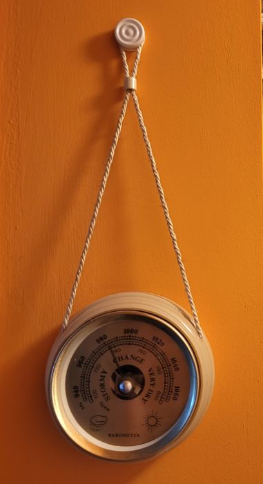 Barometr analogowy wiszący
