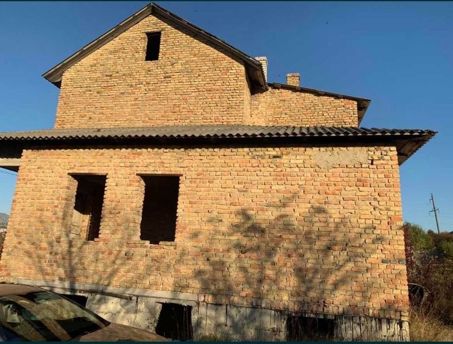 Продаж земельної ділянки з незавершеним будівництвом біля Золочів