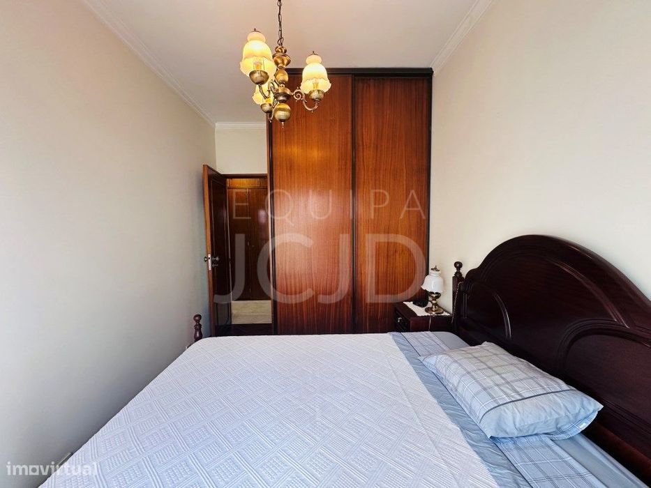 Apartamento T2 Renovado com Varanda e Elevador | Entrecampos, Lisboa