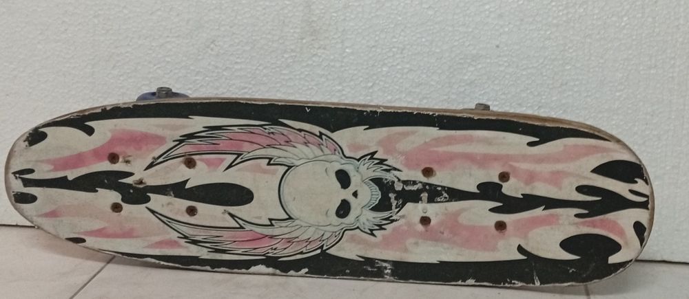 Miniskate com desenho de caveira