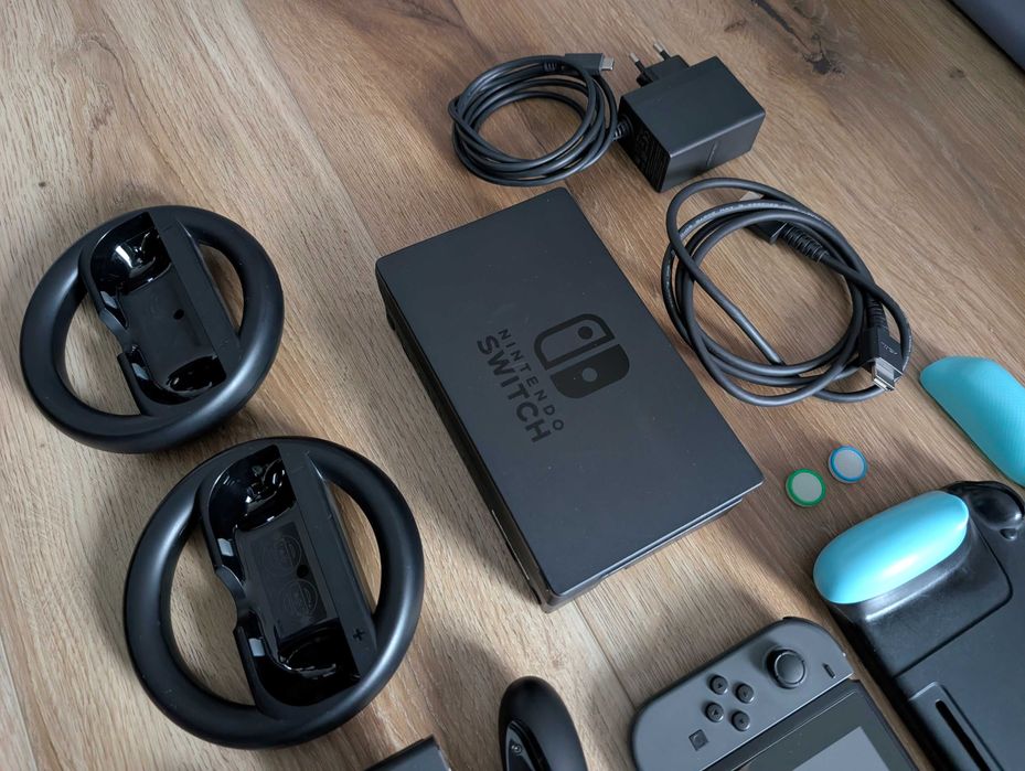 Konsola Nintendo Switch z akcesoriami, etui, torba, kierownice