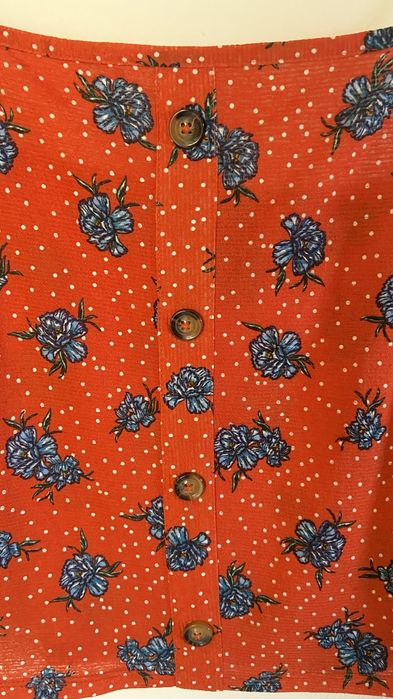 Top de alças com botoes