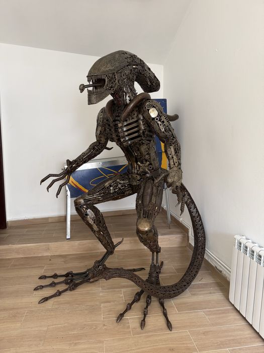 Escultura Alien em metal de sucata