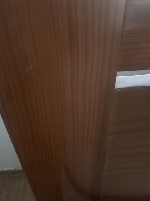 Cama de madeira e colchao