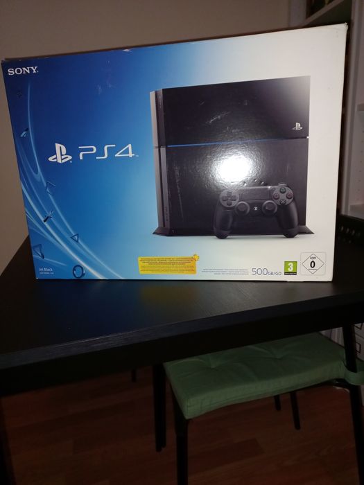 PS4 500GB com comando e 10 jogos