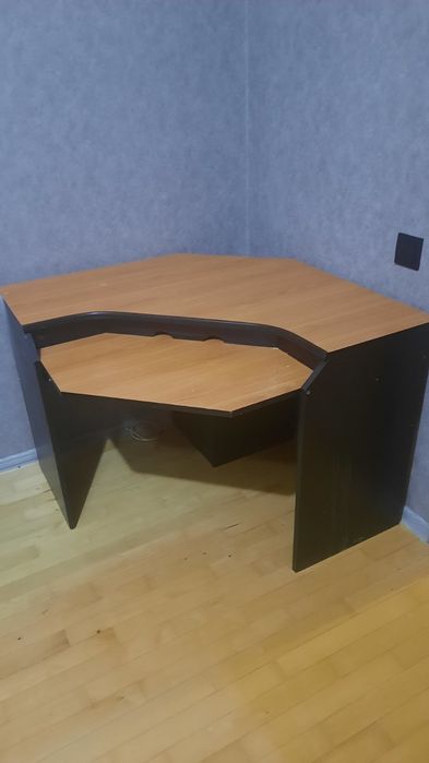 Стіл комп'юторний, кутовий