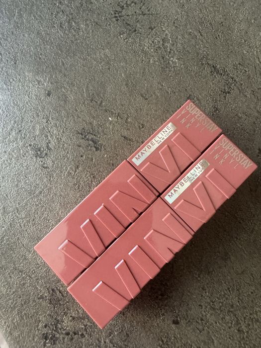 Maybelline New York SuperStay Vinyl Ink. Стійка рідка помада