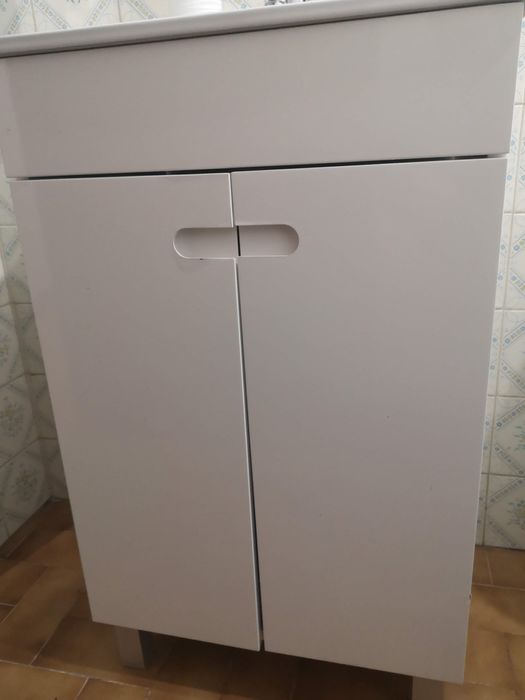 Lavatório com torneira e vidro