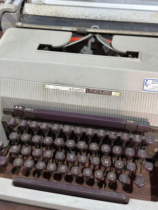 Máquina de Escrever Profissional Olivetti Linea 88
