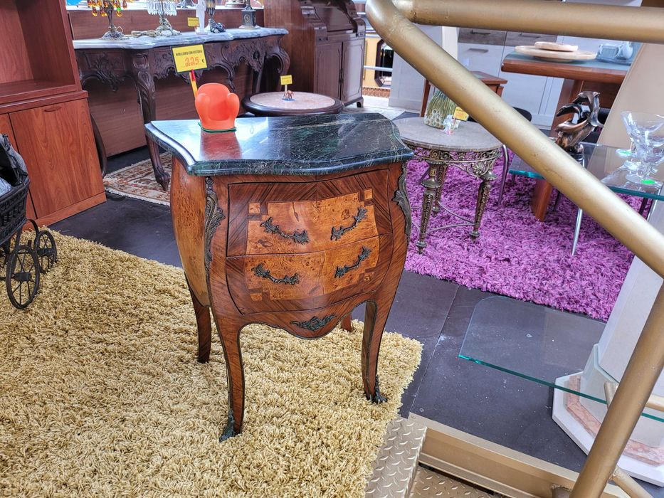 Muito bonita mini cómoda antiga em madeira e tampo em pedra