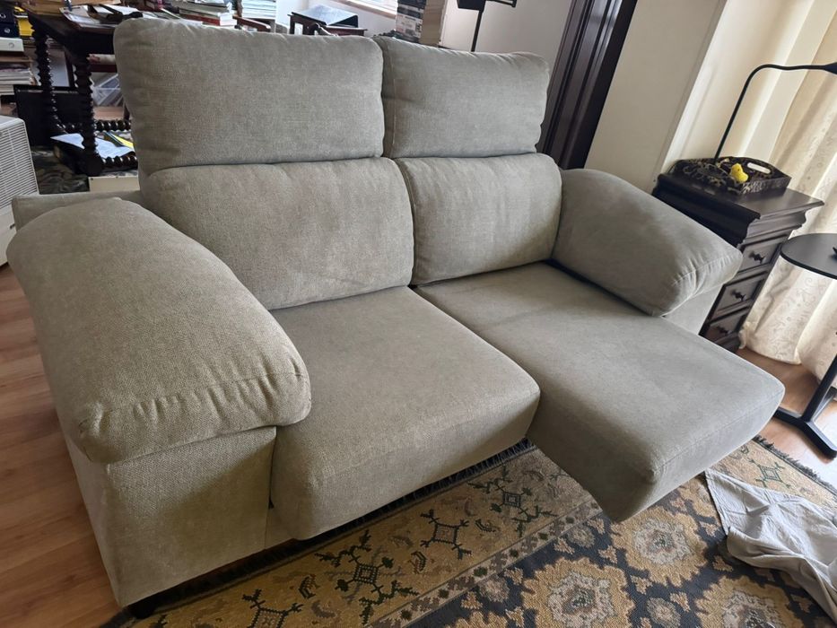 Sofá de 2 lugares com chaise long e arrumação nos braços.