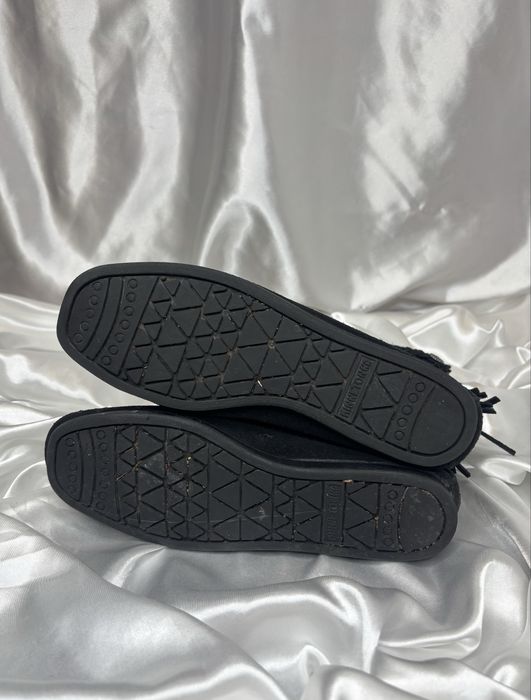 Botki Minnetonka czarne zamszowe z frędzlami frędzelkami boho
