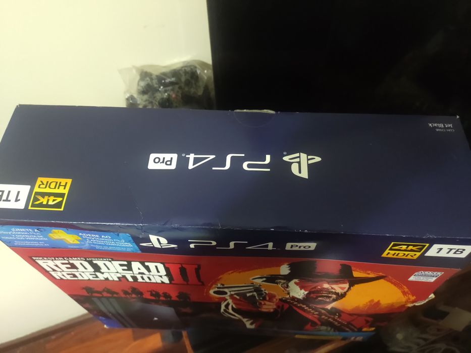 PS4 Pro 1TB 4K – Caixa Original + 2 Comandos + 3 Jogos (GTA V, RDR2)