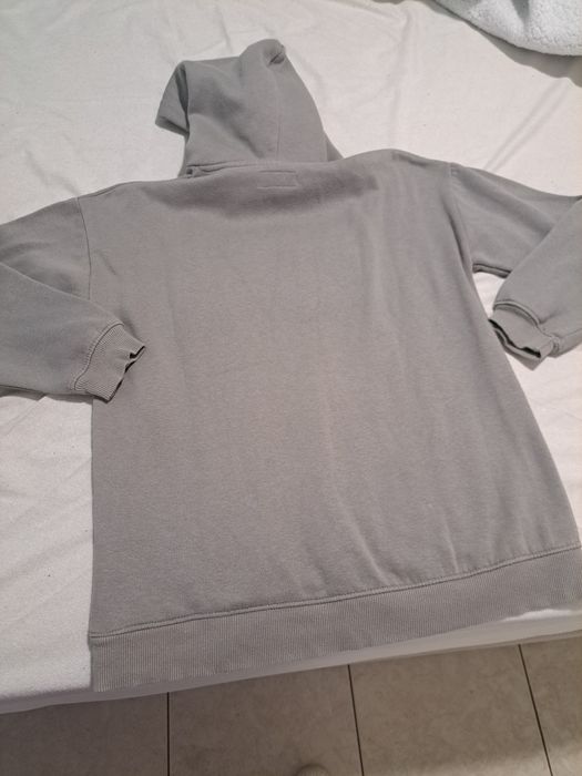 Camisola anime cinzenta