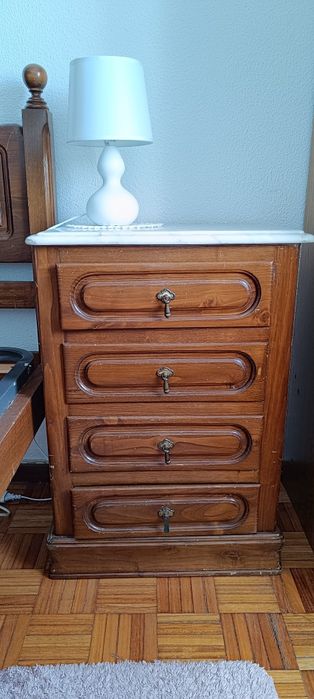 Quarto de Casal Completo em Madeira Maciça (Roupeiro, Cama, mesas de cabeceira e Cómoda)