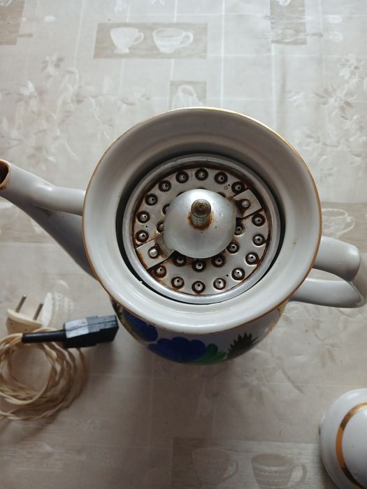 Продам гейзерную электрокофеварку